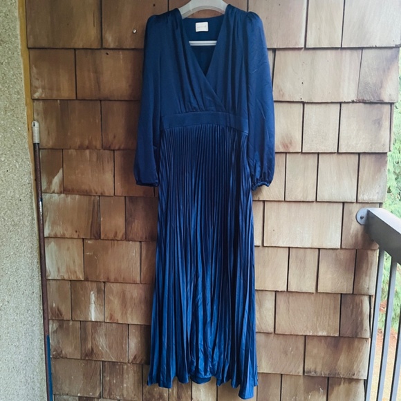 Adelyn Rae M Pleated Satin V-Neck Long Sleeve Midi Satin Navy Blue Dress - Picture 3 of 14